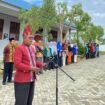 Kepala SMAN 12 Kendari, Sudarso, S.Pd.,M.Pd., saat membacakan naskah pidato Menteri Pendidikan Dasar dan Menengah. Foto: Penafaktual.com