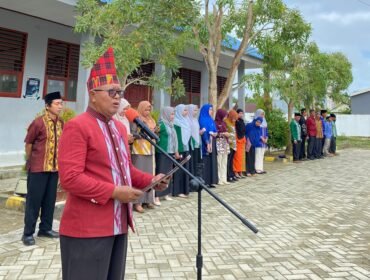 Kepala SMAN 12 Kendari, Sudarso, S.Pd.,M.Pd., saat membacakan naskah pidato Menteri Pendidikan Dasar dan Menengah. Foto: Penafaktual.com