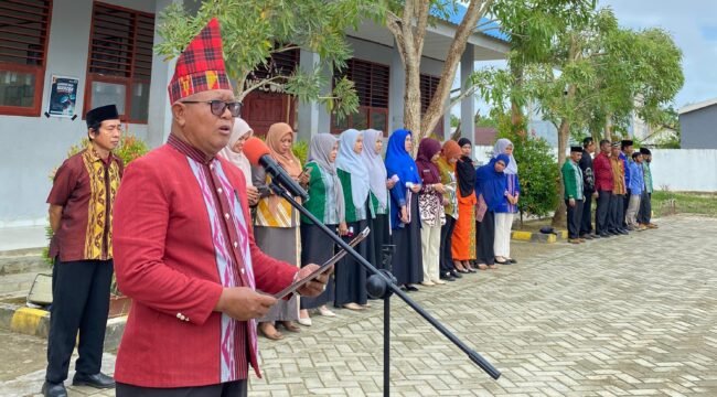Kepala SMAN 12 Kendari, Sudarso, S.Pd.,M.Pd., saat membacakan naskah pidato Menteri Pendidikan Dasar dan Menengah. Foto: Penafaktual.com
