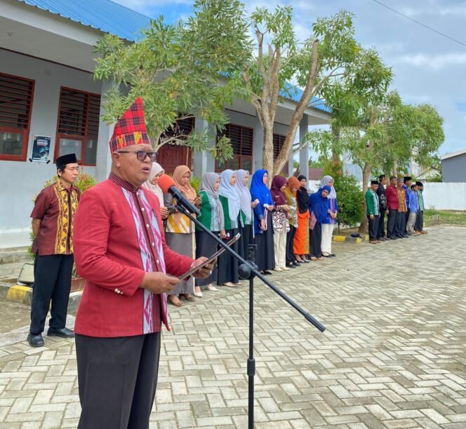 
 Kepala SMAN 12 Kendari, Sudarso, S.Pd.,M.Pd., saat membacakan naskah pidato Menteri Pendidikan Dasar dan Menengah. Foto: Penafaktual.com