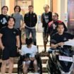 Aparat Polres Kolaka mengamankan pria insial MW (kaos putih) pelaku pencurian dan kekerasan terhadap seorang ASN. Foto: Istimewa