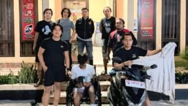 Aparat Polres Kolaka mengamankan pria insial MW (kaos putih) pelaku pencurian dan kekerasan terhadap seorang ASN. Foto: Istimewa