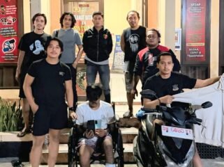 Aparat Polres Kolaka mengamankan pria insial MW (kaos putih) pelaku pencurian dan kekerasan terhadap seorang ASN. Foto: Istimewa