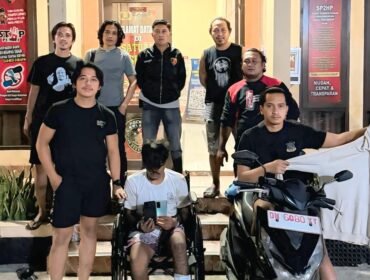 Aparat Polres Kolaka mengamankan pria insial MW (kaos putih) pelaku pencurian dan kekerasan terhadap seorang ASN. Foto: Istimewa