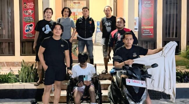 Aparat Polres Kolaka mengamankan pria insial MW (kaos putih) pelaku pencurian dan kekerasan terhadap seorang ASN. Foto: Istimewa