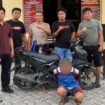 Satreskrim Polres Kolaka Utara meringkus pria insial I (depan) pelaku tindak pidana curanmor. Foto: Istimewa.