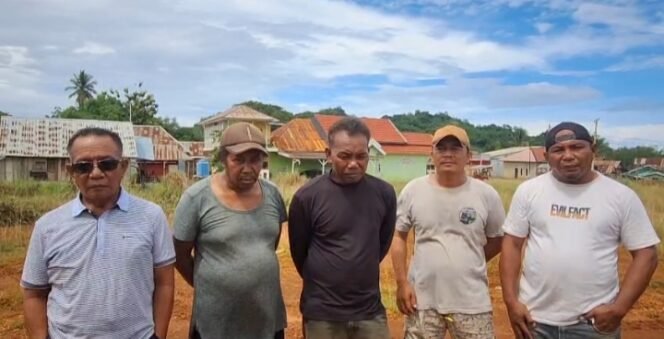 
 Warga Torobulu