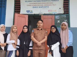 Kepala Sekolah SMK S Wapunto, Muh Ali Basa (ketiga dari kanan) bersama sejumlah tenaga pendidik. Foto: Istimewa.