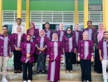 Kepala SMKS Permata Bangsa Raha, Murni, S.Pd.Gr. (baris depan kedua dari kanan) bersama jajaran dewan guru. Foto: Istimewa