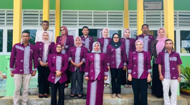 Kepala SMKS Permata Bangsa Raha, Murni, S.Pd.Gr. (baris depan kedua dari kanan) bersama jajaran dewan guru. Foto: Istimewa