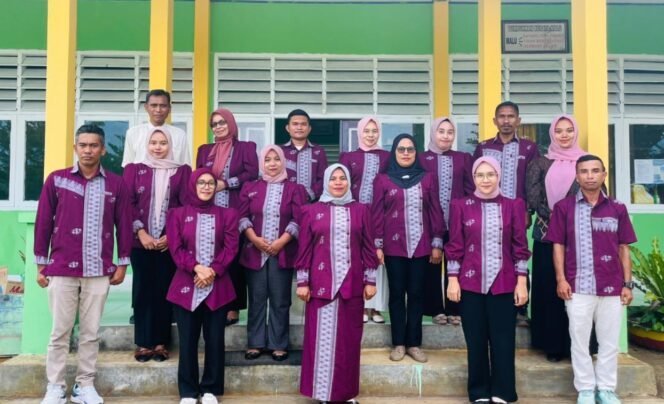 
 Kepala SMKS Permata Bangsa Raha, Murni, S.Pd.Gr. (baris depan kedua dari kanan) bersama jajaran dewan guru. Foto: Istimewa