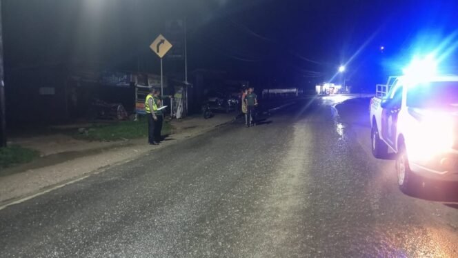 
 Petugas Sat Lantas Polresta Kendari melakukan olah TKP di lokasi kecelakaan. Foto: Istimewa.