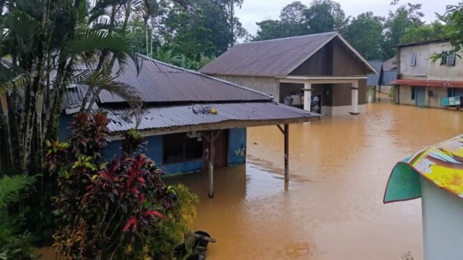 
 Sejumlah rumah warga di  di jalan H Lamuse Kelurahan Lepo-Lepo, Kecamatan Baruga, Kota Kendari, terendam banjir, Sabtu (9/5/2026).Foto: Istimewa