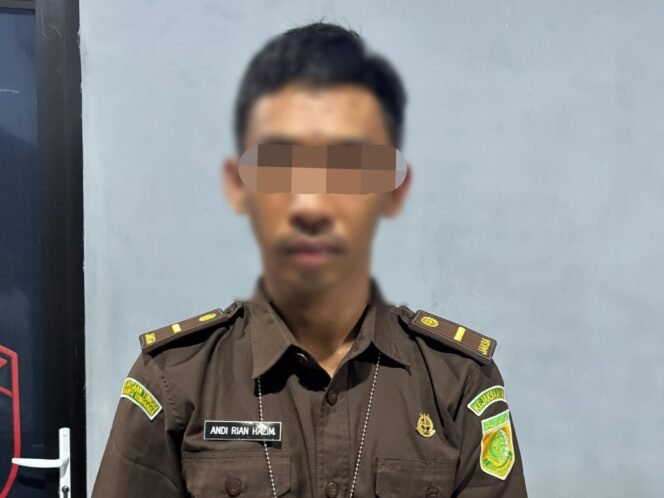 
 Seorang pria inisial IK (28) ditangkap usai tipu korban dengan modus menyamar jadi Jaksa Kejati Sultra. Foto: Istimewa