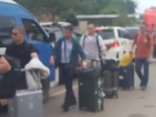 Tangkapan layar video kedatangan rombongan TKA di PT IPIP Kolaka. Foto: Istimewa