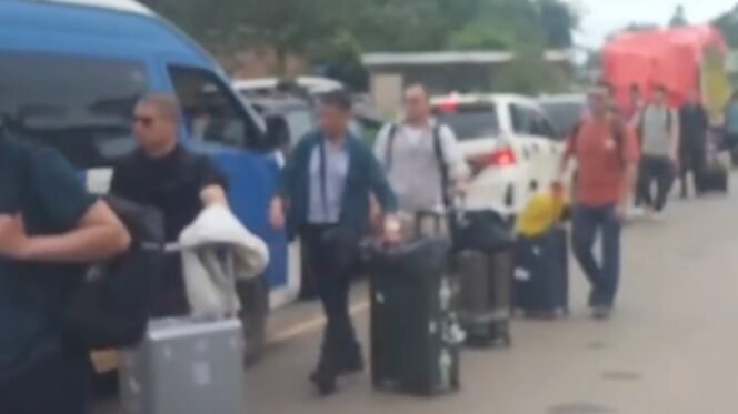 
 Tangkapan layar video kedatangan rombongan TKA di PT IPIP Kolaka. Foto: Istimewa