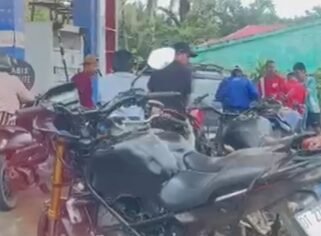 Motor jenis Suzuki Thunder dengan tanggung berukuran besar tampak mengantre di SPBU Motaha Konsel. Foto: Istimewa