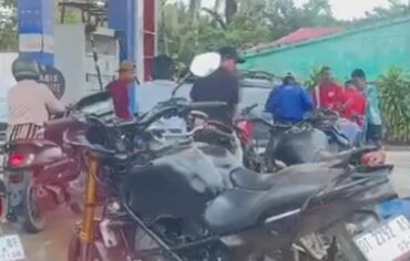 Motor jenis Suzuki Thunder dengan tanggung berukuran besar tampak mengantre di SPBU Motaha Konsel. Foto: Istimewa