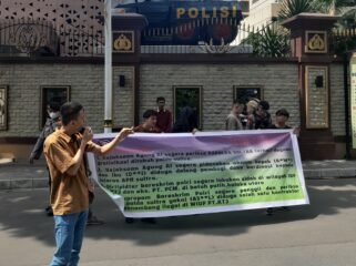Ikatan Mahasiswa Indonesia Konawe (IMIK) Jakarta menggelar aksi demonstrasi di Propam Mabes Polri. Foto: Istimewa