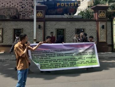 Ikatan Mahasiswa Indonesia Konawe (IMIK) Jakarta menggelar aksi demonstrasi di Propam Mabes Polri. Foto: Istimewa