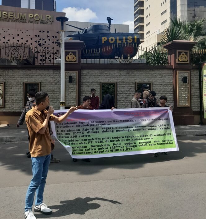  
Ikatan Mahasiswa Indonesia Konawe (IMIK) Jakarta menggelar aksi demonstrasi di Propam Mabes Polri. Foto: Istimewa  