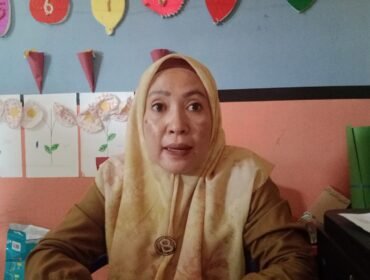 Kepala Sekolah TK Mulia Islam An Nur Kendari, Lisnawaty saat wawancara di ruangannya. Foto: Penafaktual.com