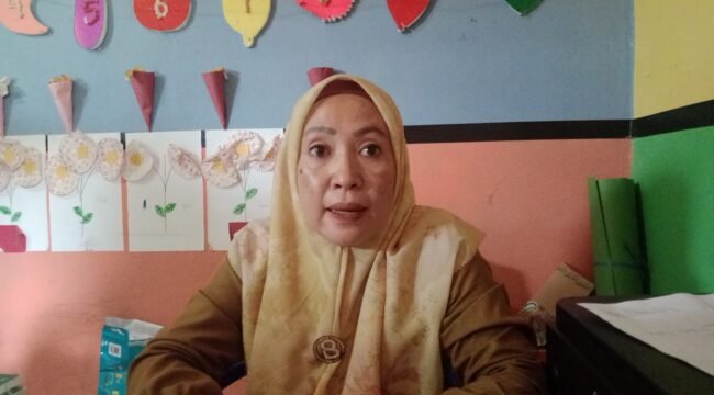 Kepala Sekolah TK Mulia Islam An Nur Kendari, Lisnawaty saat wawancara di ruangannya. Foto: Penafaktual.com