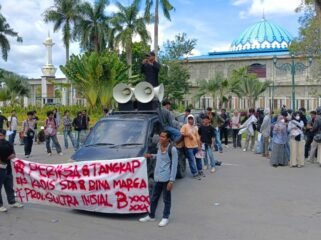 Massa yang tergabung dalam Jaringan Demokrasi Rakyat  Sulawesi Tenggara (Jangkar Sultra) berdemonstrasi di depan Kantor Kejaksaan Tinggi Sultra. Foto: Istimewa