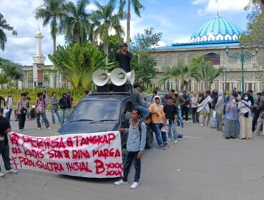 Massa yang tergabung dalam Jaringan Demokrasi Rakyat  Sulawesi Tenggara (Jangkar Sultra) berdemonstrasi di depan Kantor Kejaksaan Tinggi Sultra. Foto: Istimewa