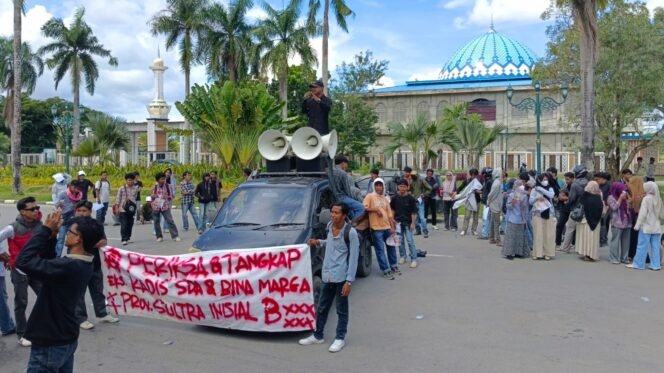 
 Massa yang tergabung dalam Jaringan Demokrasi Rakyat  Sulawesi Tenggara (Jangkar Sultra) berdemonstrasi di depan Kantor Kejaksaan Tinggi Sultra. Foto: Istimewa
