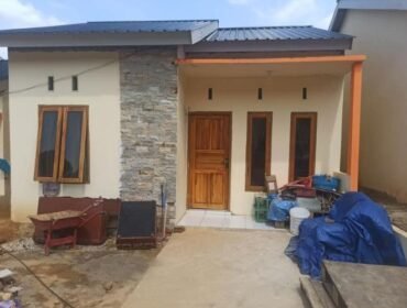 Rumah salah satu warga Baito Permai mengeluhkan kualitas bangunan rumahnya yang retak, rembes, hingga plafon nyaris ambruk. Foto: Istimewa  