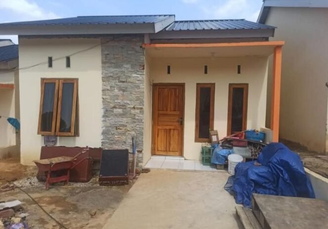 
 Rumah salah satu warga Baito Permai mengeluhkan kualitas bangunan rumahnya yang retak, rembes, hingga plafon nyaris ambruk. Foto: Istimewa  