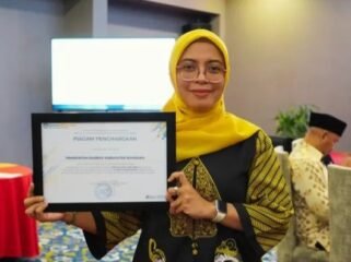 Pelaksana Tugas Kepala Dinas Pendidikan dan Kebudayaan Bombana, Nina Meirina, SH., MH menerima penghargaan dari Dirjen Guru dan Tenaga Kependidikan Kemendikdasmen. Foto: Istimewa