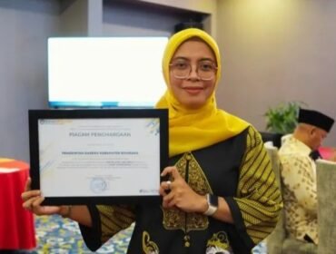 Pelaksana Tugas Kepala Dinas Pendidikan dan Kebudayaan Bombana, Nina Meirina, SH., MH menerima penghargaan dari Dirjen Guru dan Tenaga Kependidikan Kemendikdasmen. Foto: Istimewa
