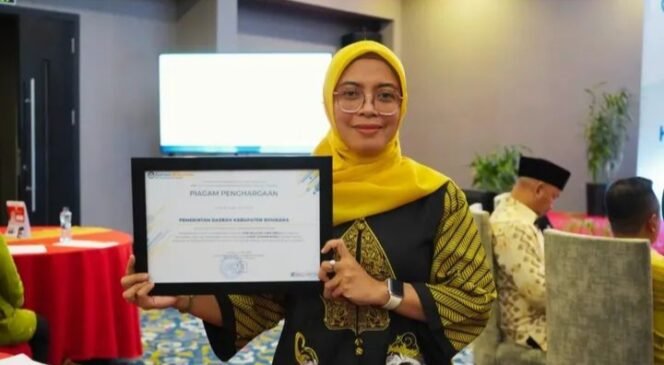 
 Pelaksana Tugas Kepala Dinas Pendidikan dan Kebudayaan Bombana, Nina Meirina, SH., MH menerima penghargaan dari Dirjen Guru dan Tenaga Kependidikan Kemendikdasmen. Foto: Istimewa