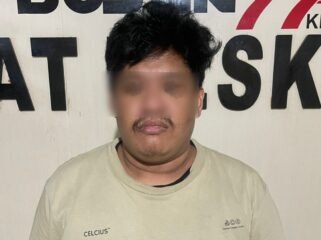 Pria berinsial DE (38) ditangkap usai diduga terlibat tindak pidana pengeroyokan dan peningkatan di THM Exodus Kendari. Foto: Istimewa