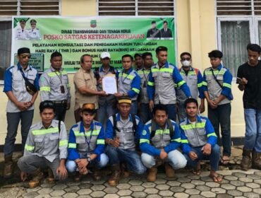 Ratusan mantan karyawan PT Hillcon Jaya Sakti menuntut hak pesangon dan THR usai di PHK masal. Foto: Istimewa.