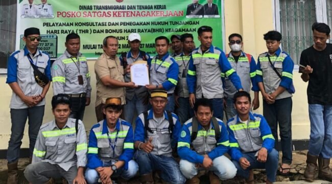 Ratusan mantan karyawan PT Hillcon Jaya Sakti menuntut hak pesangon dan THR usai di PHK masal. Foto: Istimewa.