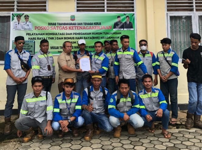 
 Ratusan mantan karyawan PT Hillcon Jaya Sakti menuntut hak pesangon dan THR usai di PHK masal. Foto: Istimewa.