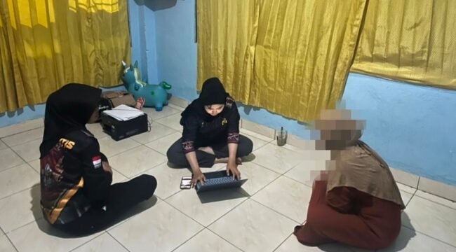 Personil Unit PPA Satreskrim Polres Buton saat memeriksa saksi dalam kasus persetubuhan. Foto: Istimewa