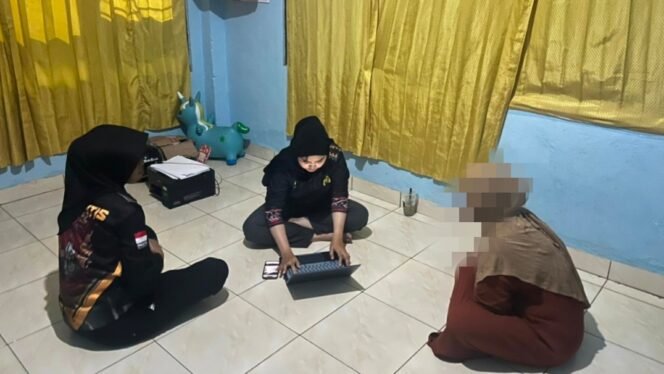 
 Personil Unit PPA Satreskrim Polres Buton saat memeriksa saksi dalam kasus persetubuhan. Foto: Istimewa