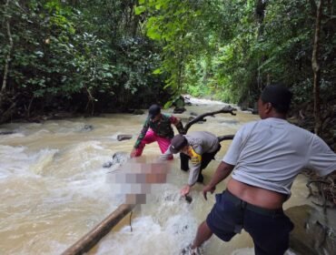 Polisi dan warga setempat mengevakuasi korban. Foto: Istimewa