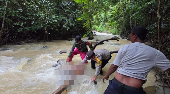 Polisi dan warga setempat mengevakuasi korban. Foto: Istimewa