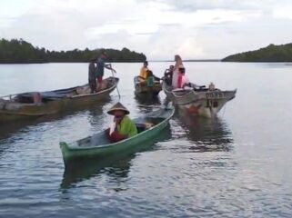 Keluarga korban bersama warga melakukan pencarian terhadap Farida yang hilang di Muara Desa Lasama Mubar. Foto: Istimewa