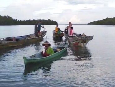 Keluarga korban bersama warga melakukan pencarian terhadap Farida yang hilang di Muara Desa Lasama Mubar. Foto: Istimewa