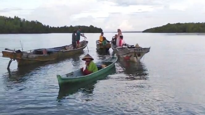 
 Keluarga korban bersama warga melakukan pencarian terhadap Farida yang hilang di Muara Desa Lasama Mubar. Foto: Istimewa