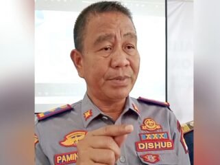 Kepala Dinas Perhubungan Kota Kendari, Paminuddin mengancam bakal mengempiskan ban mobil truk kontainer yang parkir liar. Foto: Penafaktual.com