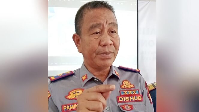 
 Kepala Dinas Perhubungan Kota Kendari, Paminuddin mengancam bakal mengempiskan ban mobil truk kontainer yang parkir liar. Foto: Penafaktual.com