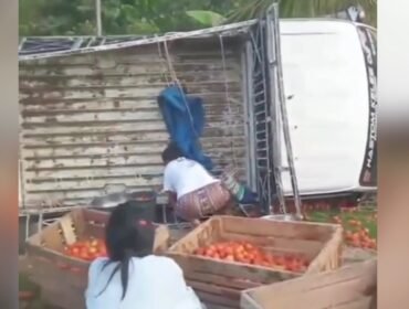 Mobil Pikap bermuatan tomat terbalik di Jalan Poros Desa Lakapodo Muna. Foto: Istimewa.