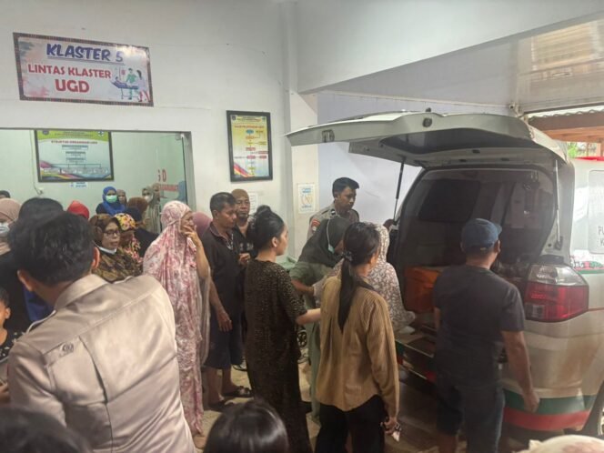 
 Jenazah korban inisial MAK (8) saat di evakuasi di ke Puskesmas Pomala Kolaka. Foto: Istimewa